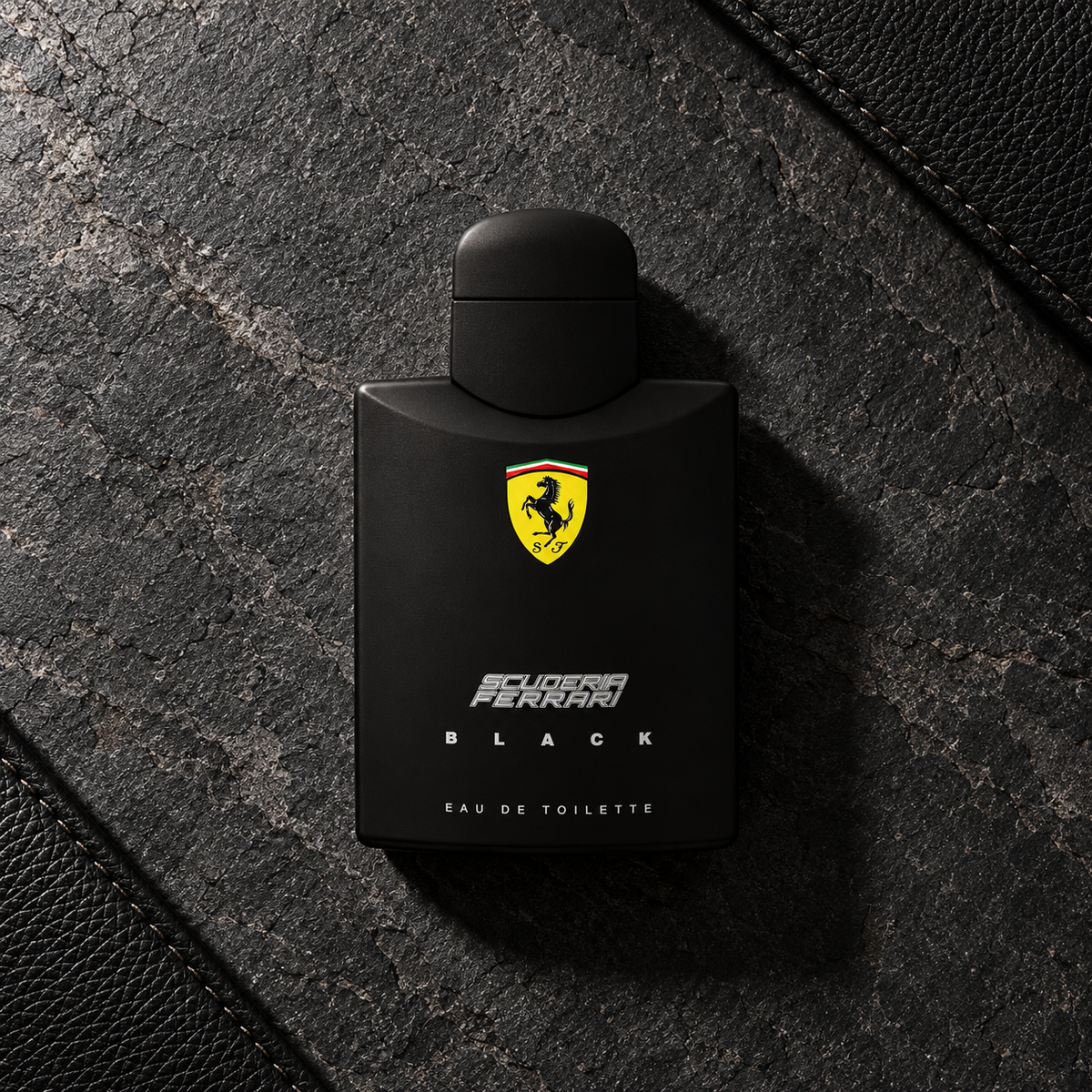 Ferrari Scuderia Ferrari Black 125 ml – parfém v prostředí, pohled shora s bočním stínem