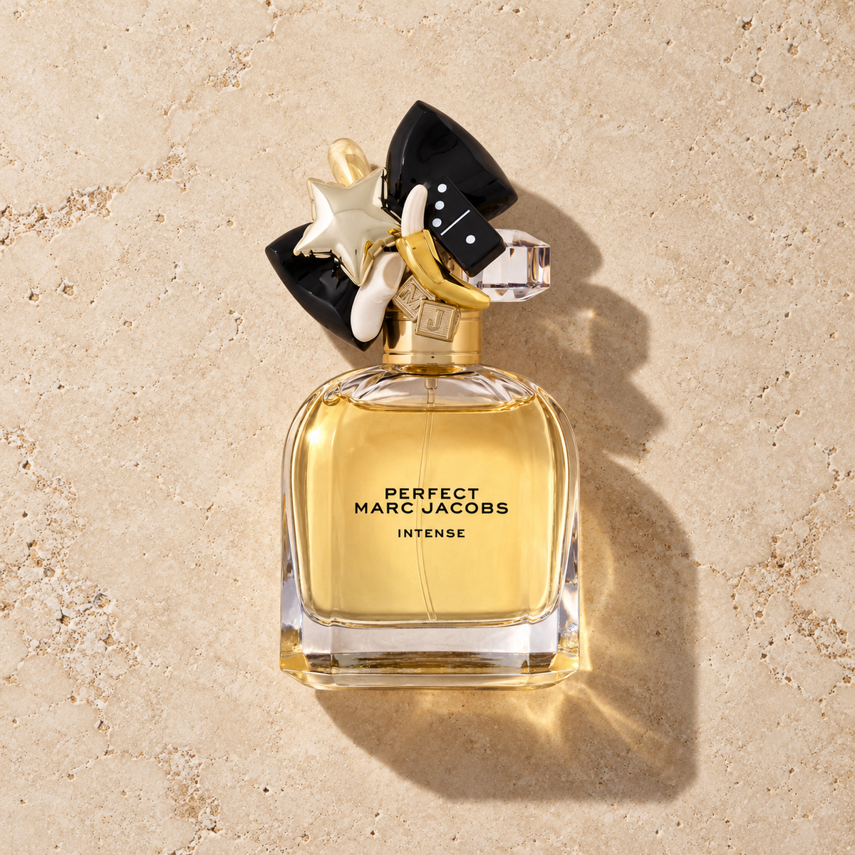 Marc Jacobs Perfect Intense EDP 50 ml – parfém v prostředí, pohled shora s bočním stínem