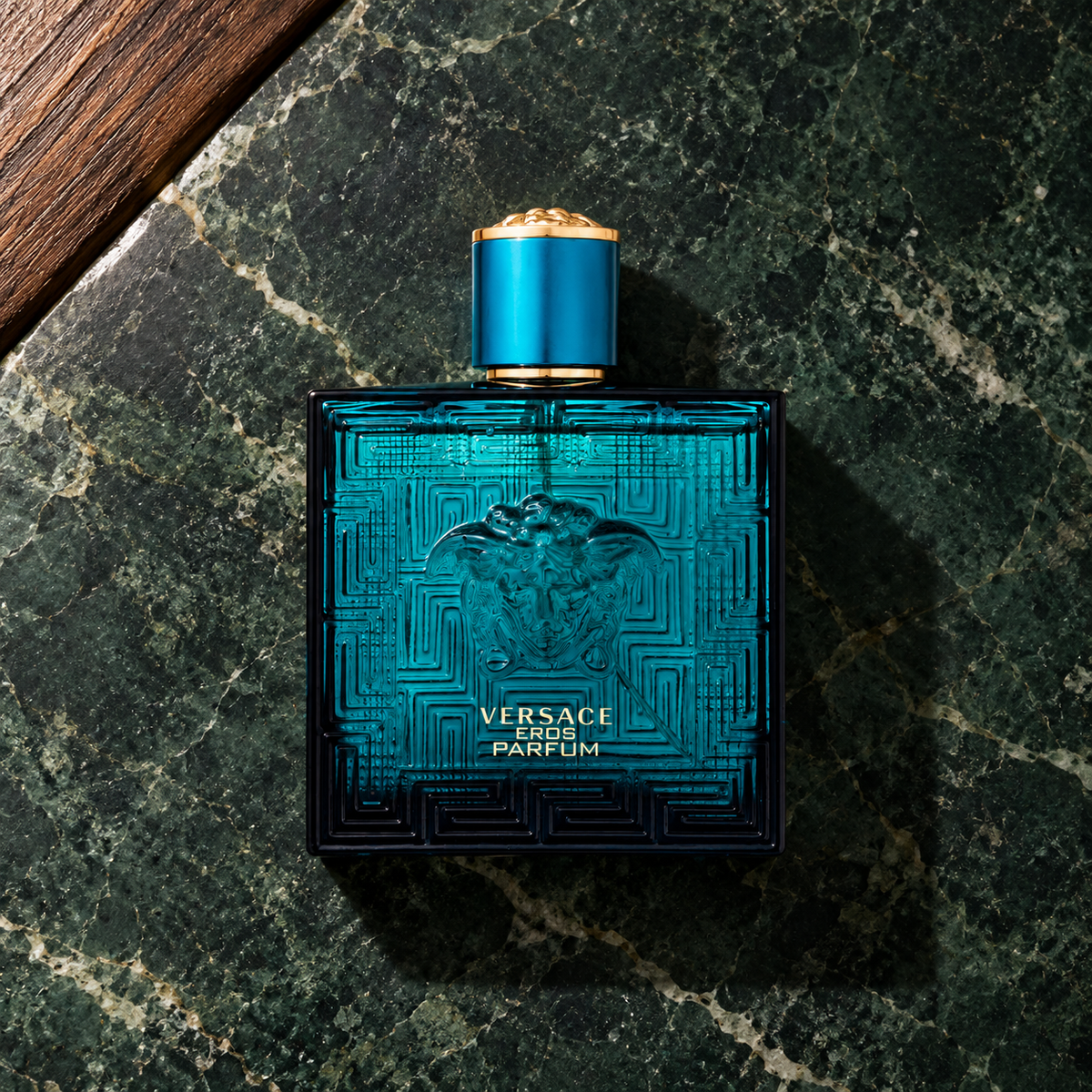 Versace Eros Parfém 100 ml – parfém v prostředí, pohled shora s bočním stínem