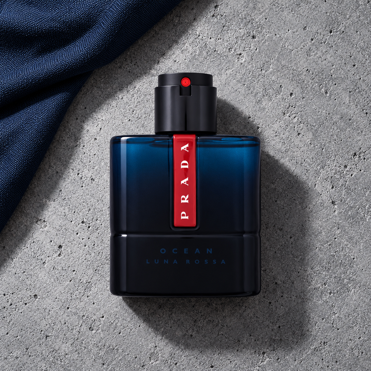 Prada Luna Rossa Ocean EDT 50 ml – parfém v prostředí, pohled shora s bočním stínem