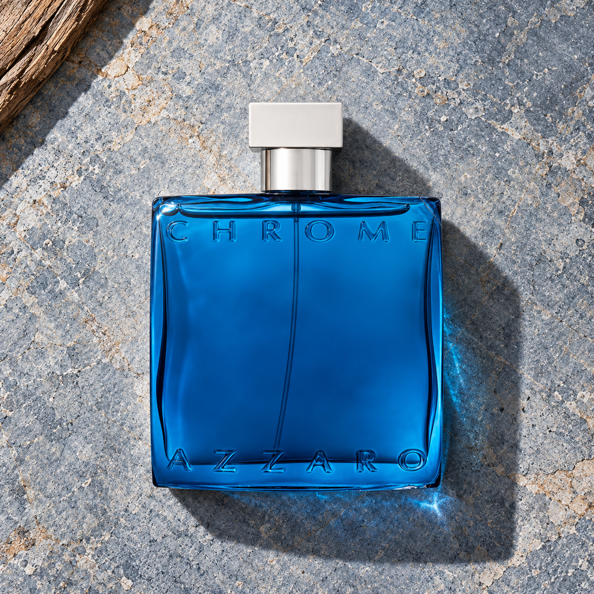 Azzaro Chrome Parfum 100 ml – parfém v prostředí, pohled shora s bočním stínem