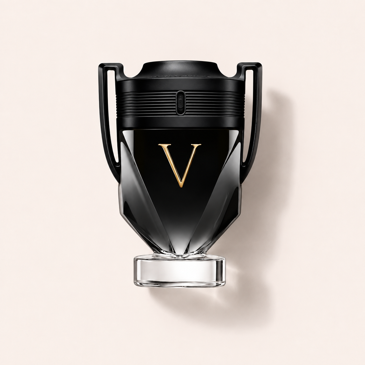 Černý flakon Rabanne Invictus Victory EDP 50 ml ve tvaru trofeje se zlatým písmenem V – MrRizz