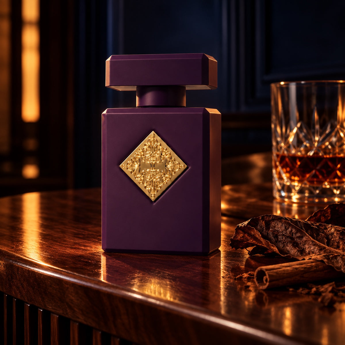 Initio Side Effect EDP 90 ml v nočním zátiší s rumem, tabákovým listem a skořicí – MrRizz