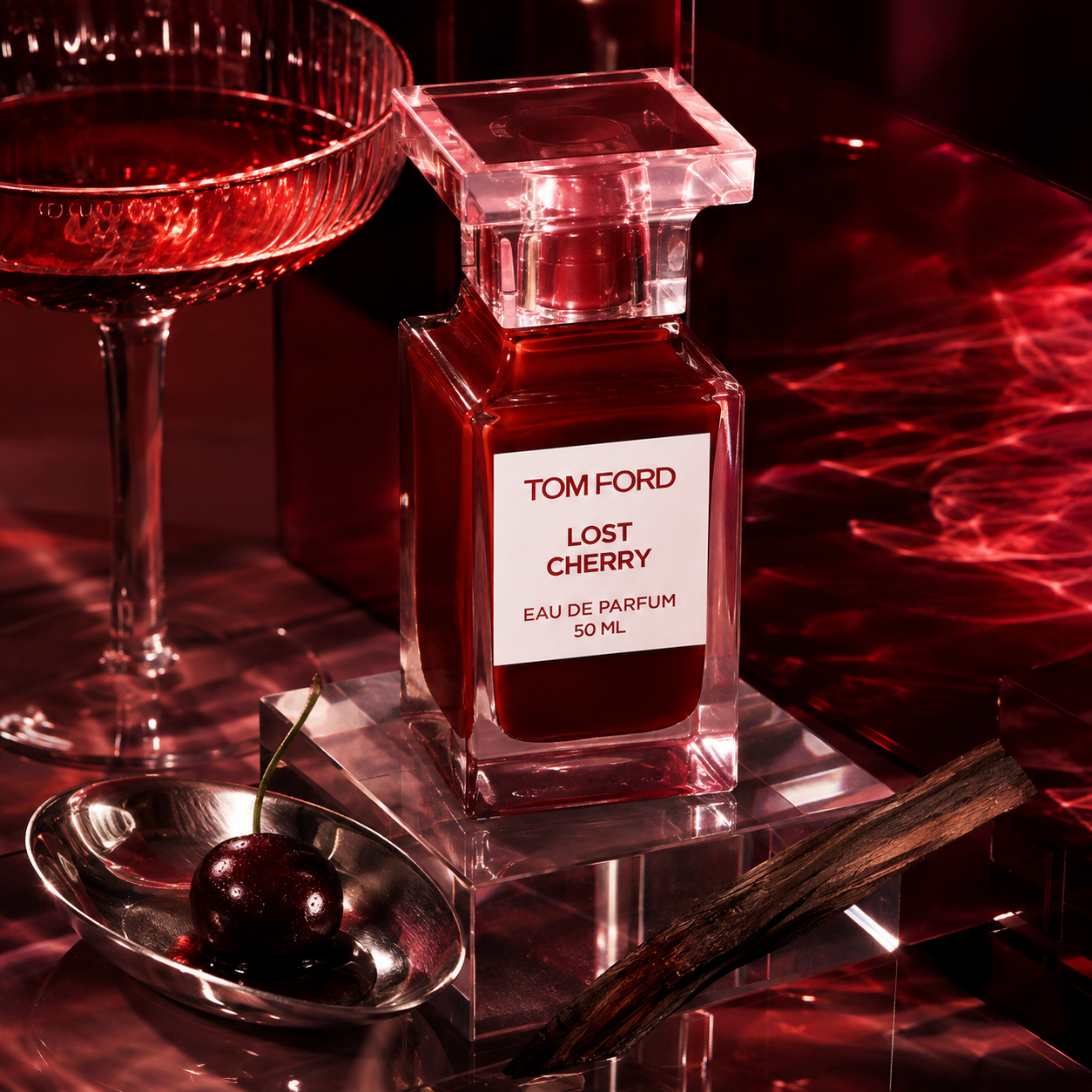 Tom Ford Lost Cherry EDP v červeném skleněném zátiší s třešní na stříbrné misce – MrRizz