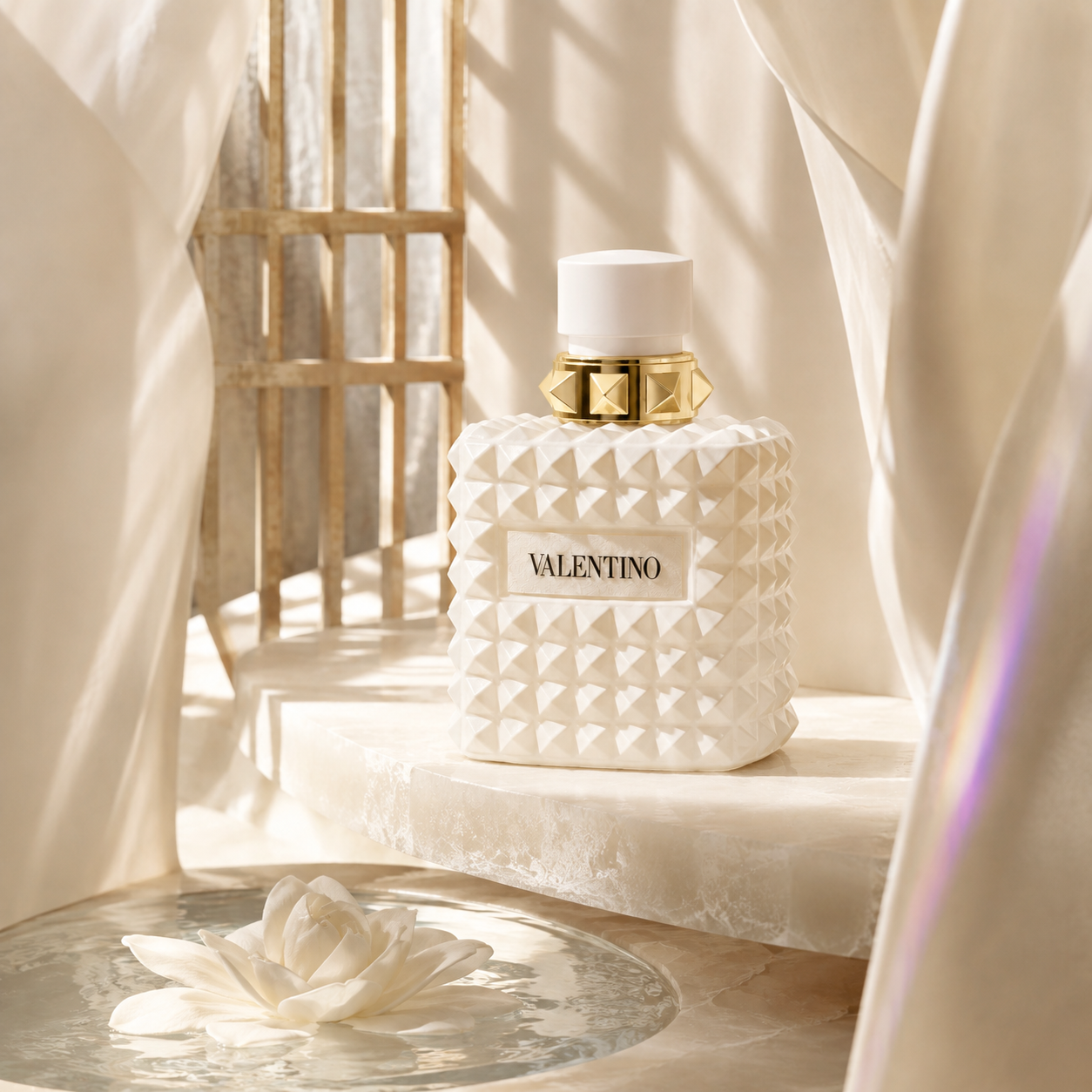 Valentino Donna Born In Roma Ivory EDP ve světlém výklenku s bílými závěsy a květem na vodě – MrRizz