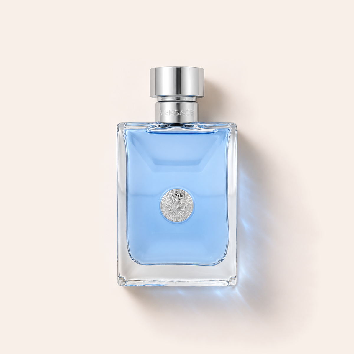 Flakon vody po holení Versace Pour Homme 100 ml na béžovém pozadí – MrRizz
