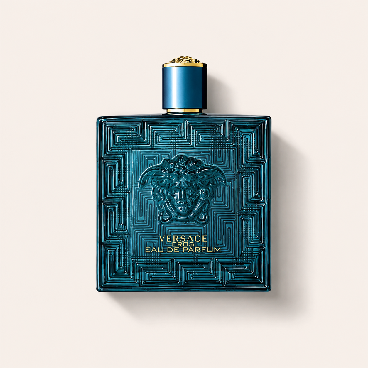 Modrý flakon Versace Eros Eau de Parfum 200 ml s reliéfem Medúzy na světlém pozadí – MrRizz