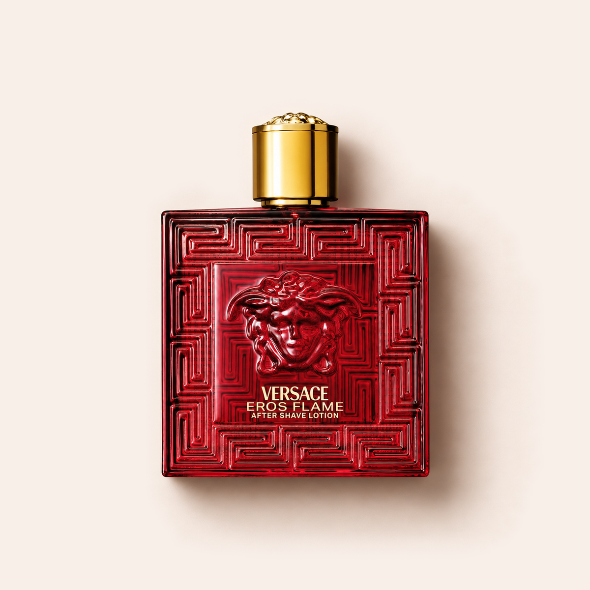 Flakon Versace Eros Flame Voda po holení 100 ml na béžovém pozadí – MrRizz
