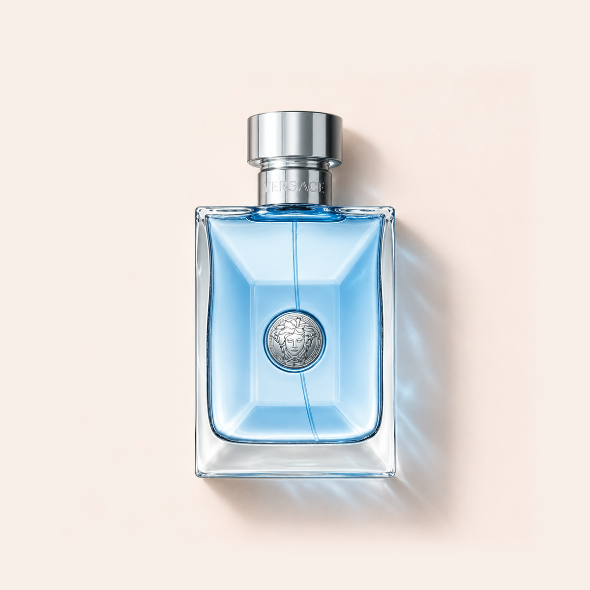 Flakon deodorantu Versace Pour Homme 100 ml na béžovém pozadí – MrRizz
