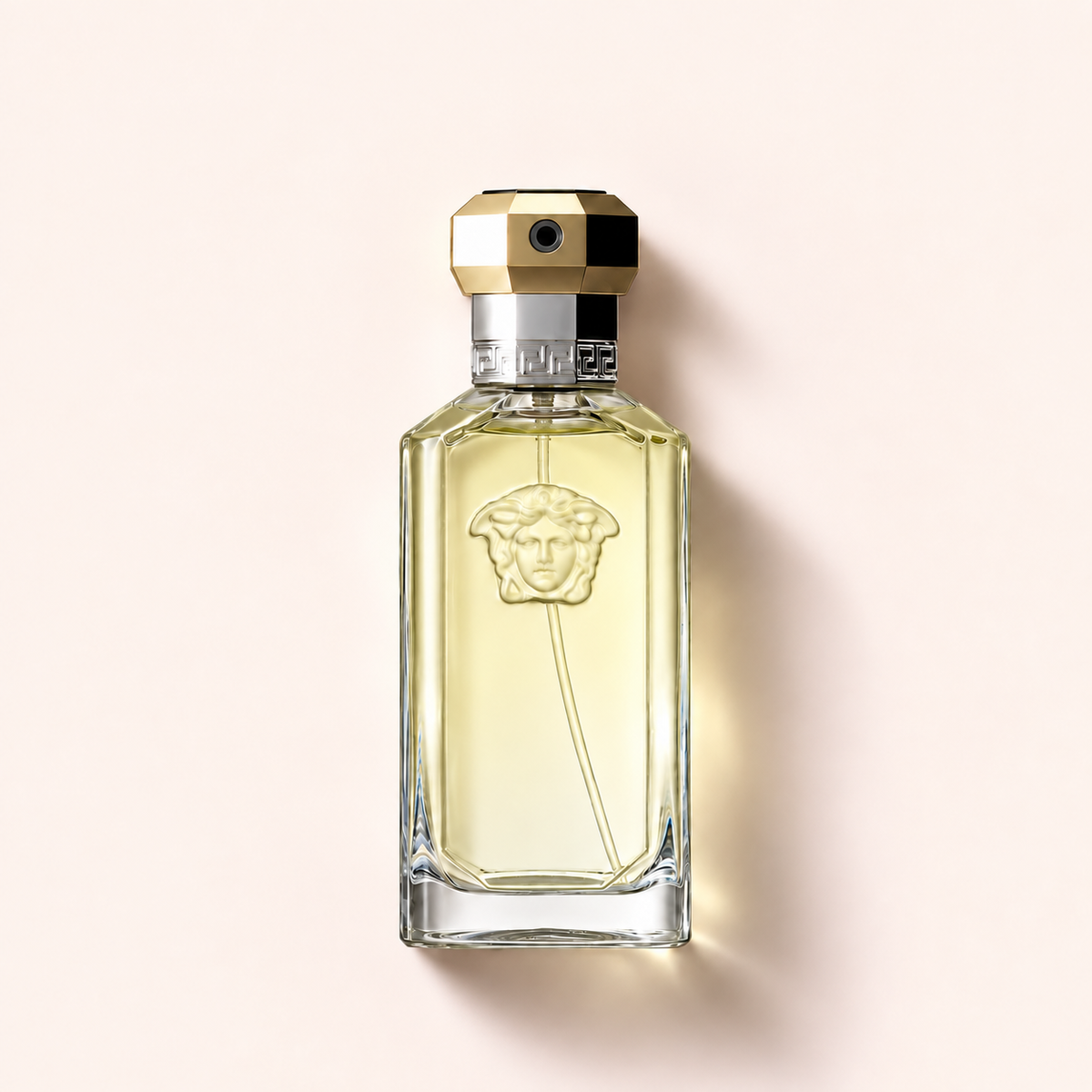 Flakon Versace The Dreamer EDT 50 ml na béžovém pozadí – MrRizz