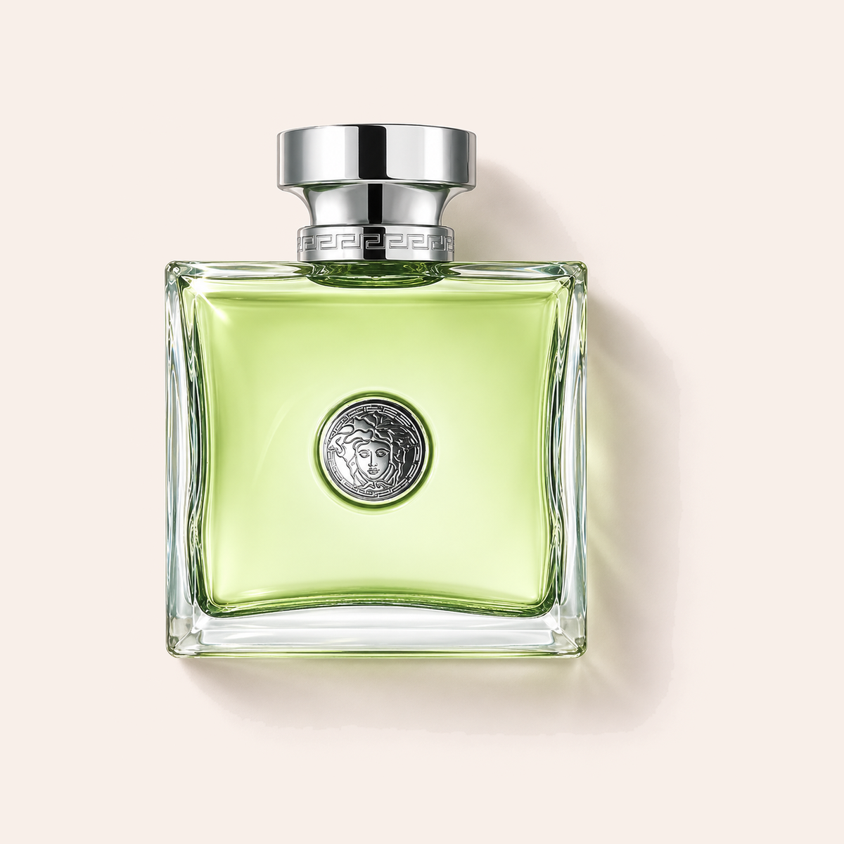 Flakon Versace Versense EDT 100 ml na pudrově růžovém pozadí – MrRizz