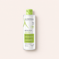 Micelární voda A-Derma Biology Hydra-Cleansing 400 ml na béžovém pozadí – MrRizz