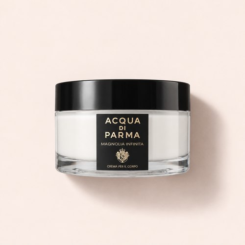 Kelímek tělového krému Acqua di Parma Signatures Of The Sun Magnolia Infinita 150 ml na světlém pozadí – MrRizz
