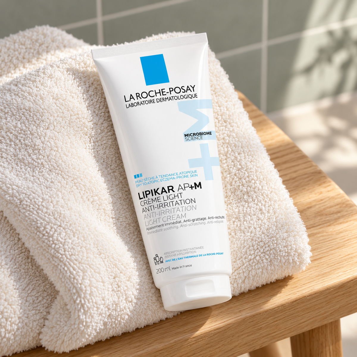 La Roche-Posay Lipikar AP+M Anti-Irritation Light Cream 200 ml – atmosférická fotografie – MrRizz