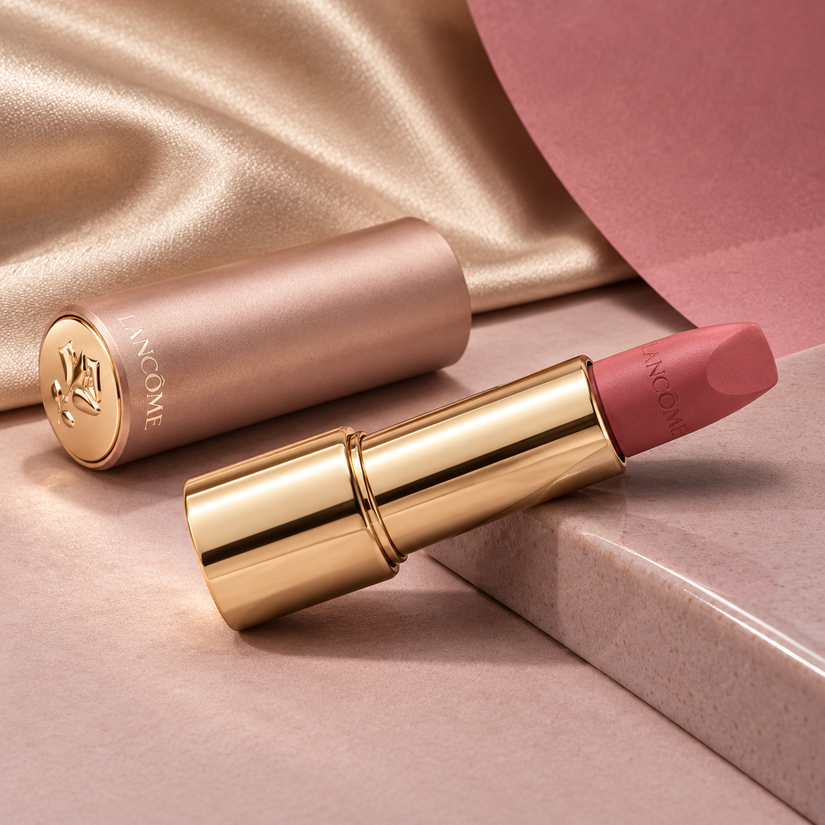Lancôme L’Absolu Rouge Intimatte 278 Hide and Seek 3,4 g – atmosférická fotografie – MrRizz
