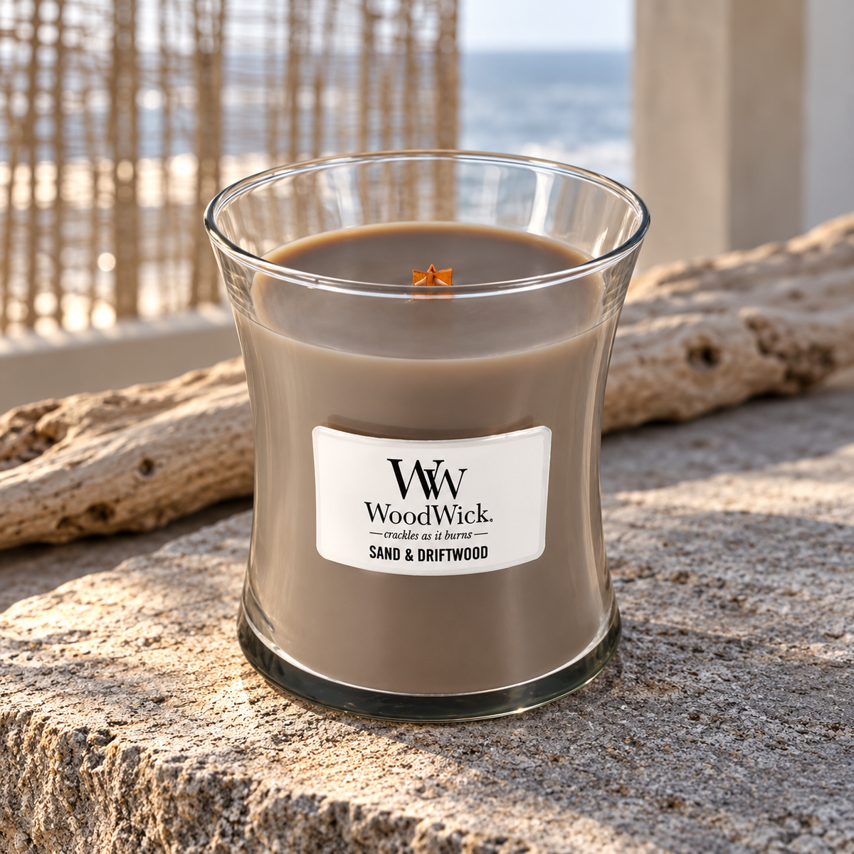 WoodWick Sand & Driftwood vonná svíčka Medium 275 g – atmosférická fotografie – MrRizz