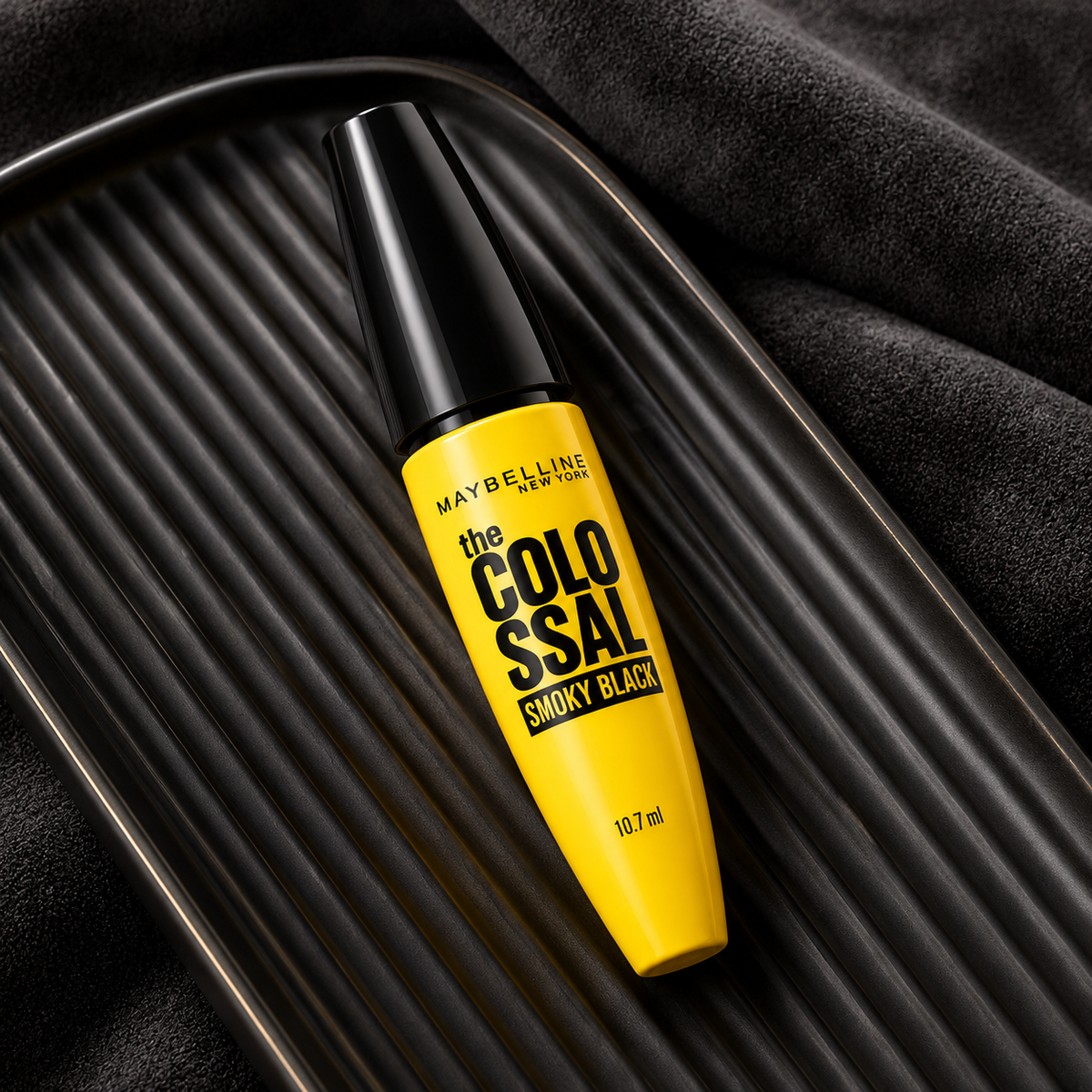 Maybelline The Colossal Smoky Black 10,7 ml – atmosférická fotografie – MrRizz