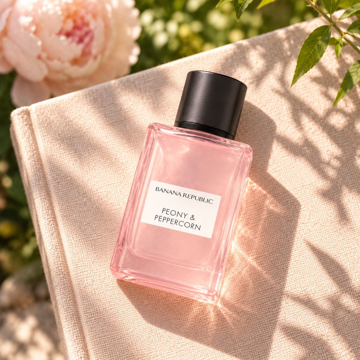 Banana Republic Peony & Peppercorn EDP 75 ml – atmosférická fotografie – MrRizz