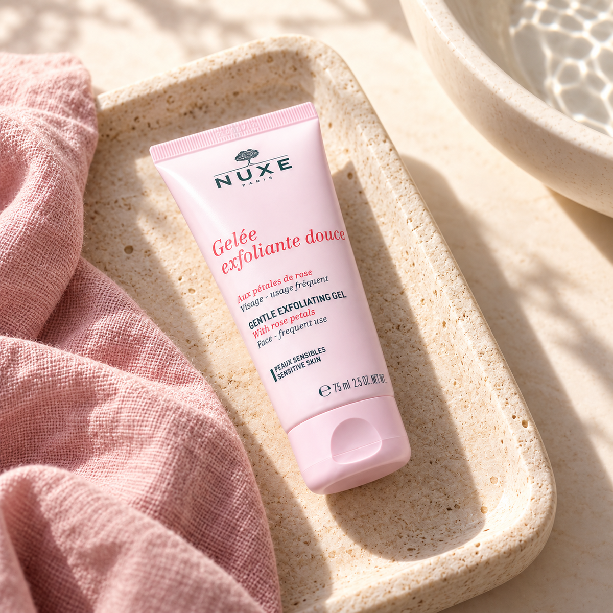 NUXE Rose Petals Cleanser Gentle Exfoliating Gel 75 ml – atmosférická fotografie – MrRizz