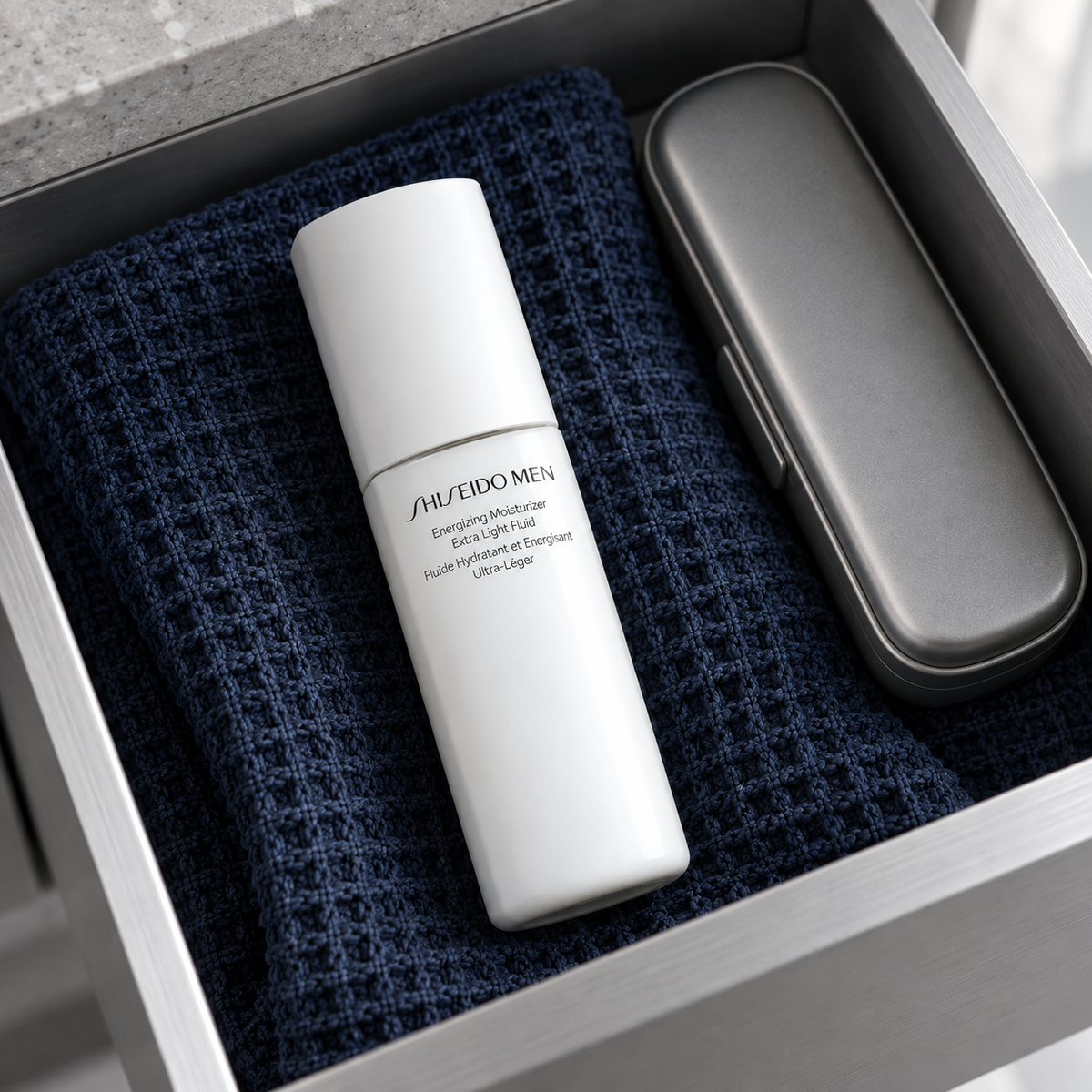 Shiseido MEN Energizing Moisturizer Extra Light Fluid 100 ml – atmosférická fotografie – MrRizz
