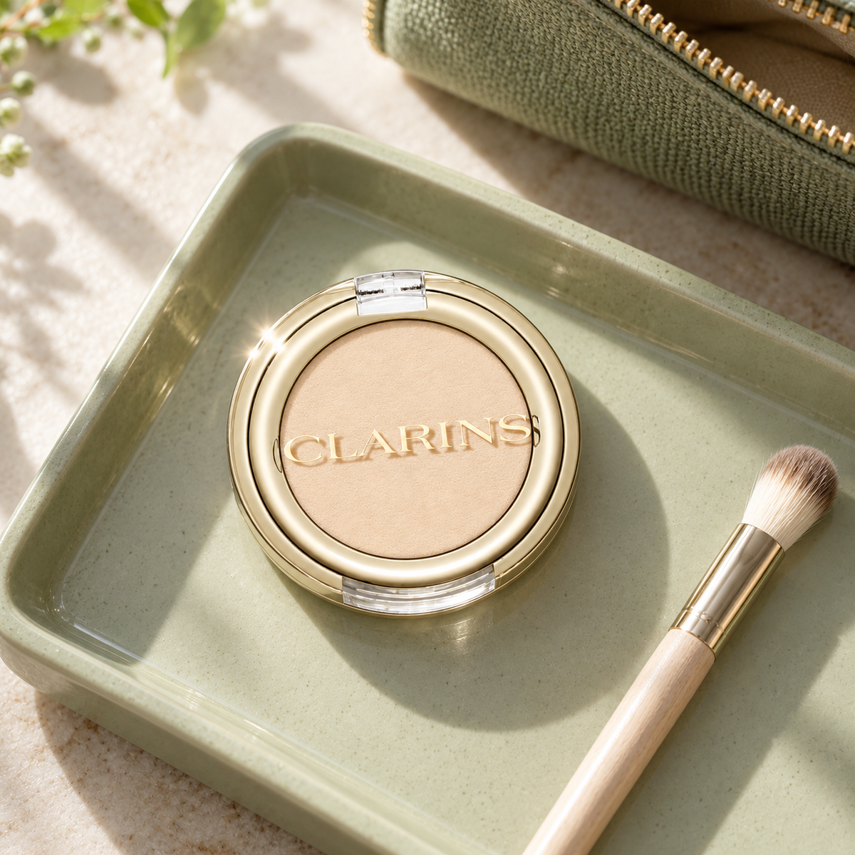 Clarins Ombre Skin Intense Color Powder Eyeshadow 1,5 ml – atmosférická fotografie – MrRizz