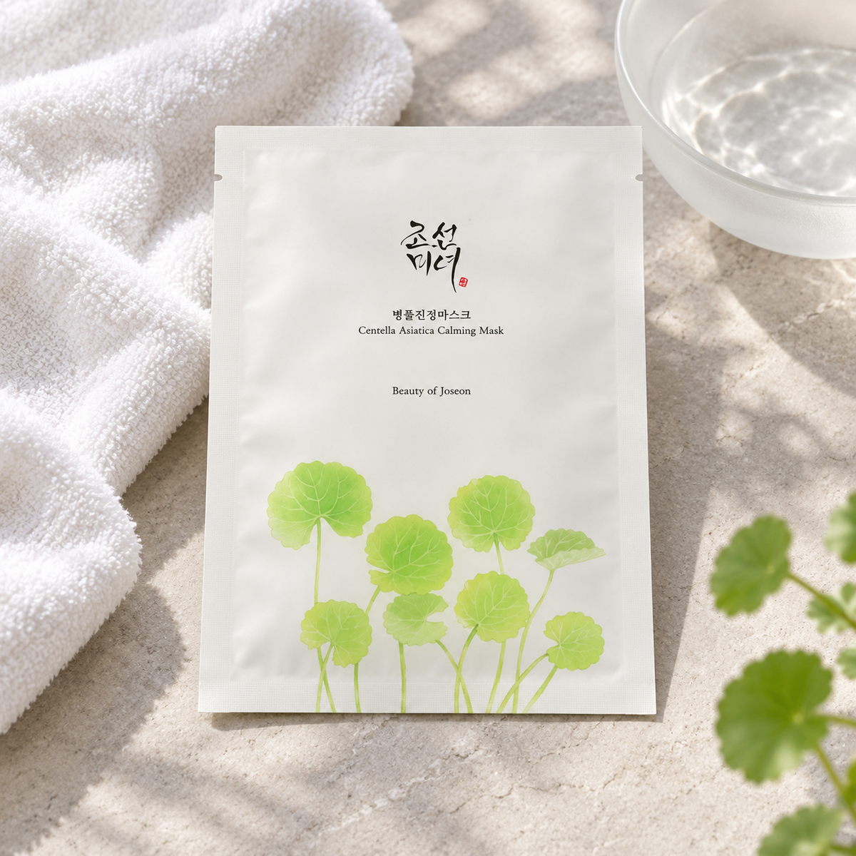 Beauty of Joseon Centella Asiatica Calming Mask 25 ml v prostředí domácí pleťové péče – MrRizz