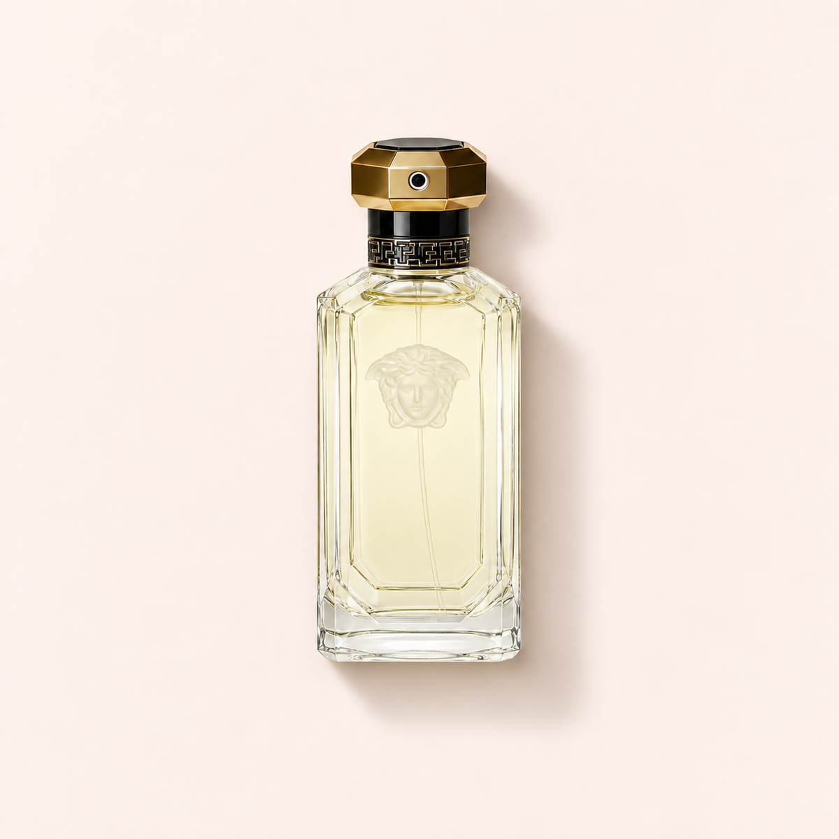 Flakon Versace Dreamer EDT 100 ml na béžovém pozadí – MrRizz
